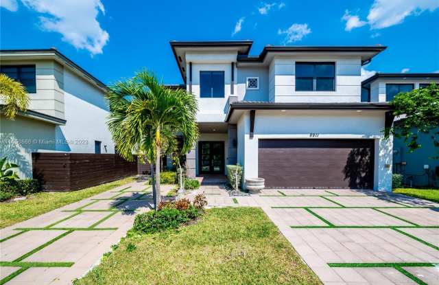 8911 NW 160th Ter - 8911 Northwest 160th Terrace, Miami Lakes, FL 33016