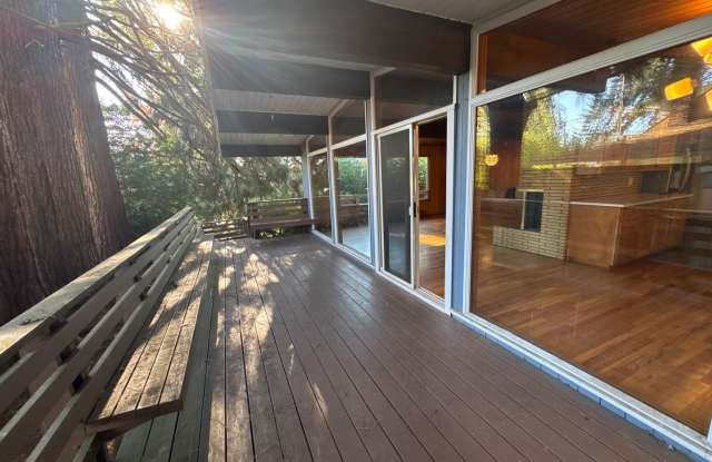 NO OCTOBER RENT! Huge 5 Bedroom 2 1/2 Bath Nestled in Nature, Close to Everyday Amenities Gallery 1