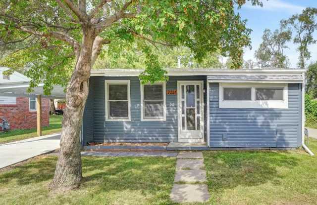 2221 N 32nd St photos photos