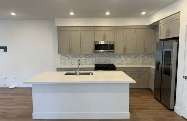 Modern 3-Bedroom Townhome with Spacious Loft in Dublin Gallery 4