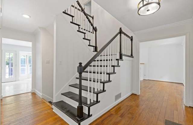 2328 Defoors Ferry Road NW Gallery 2