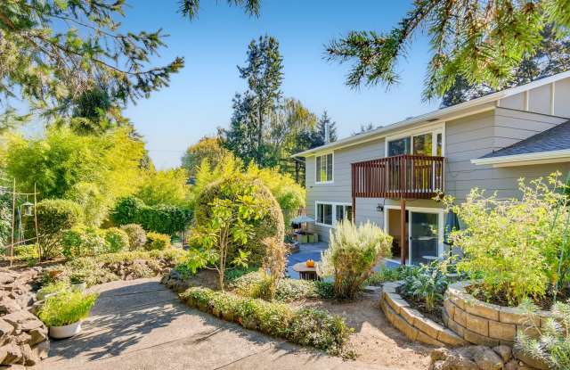 Gorgeous 3 Bed, 2 Bath Spacious House! Gallery 1