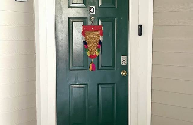 3BR/2BA 1st floor condo — All Utilities + Internet Included — Walk to UNC Charlotte Gallery 4