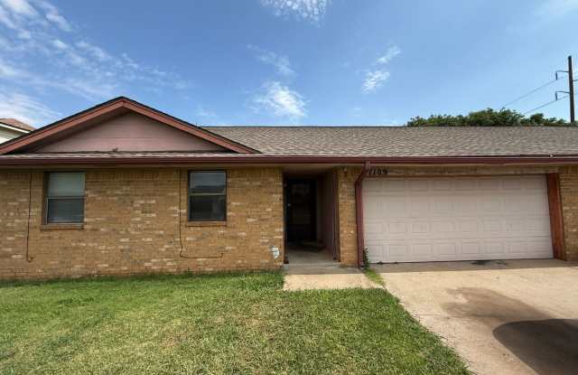 Spacious and Cozy Home in Convenient Location photos photos
