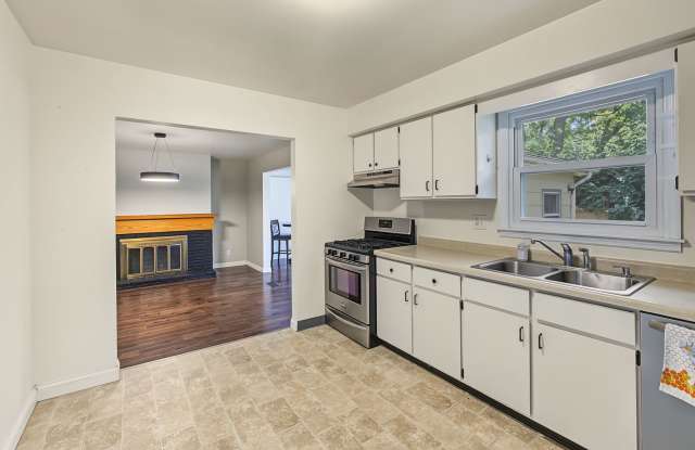 Spacious 3 Bedroom, 1.5 Bathroom Home in Southwood with Fenced Yard photos photos