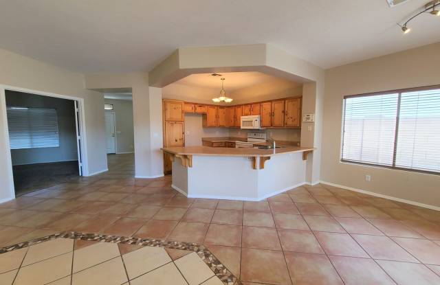 4 BEDROOM 2 BATH POOL HOME Gallery 2