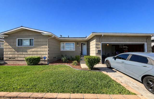 5BD 3 BA with a Great Yard! photos photos