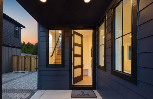 3Bd/2.25Ba Kirkland Townhome Gallery 3