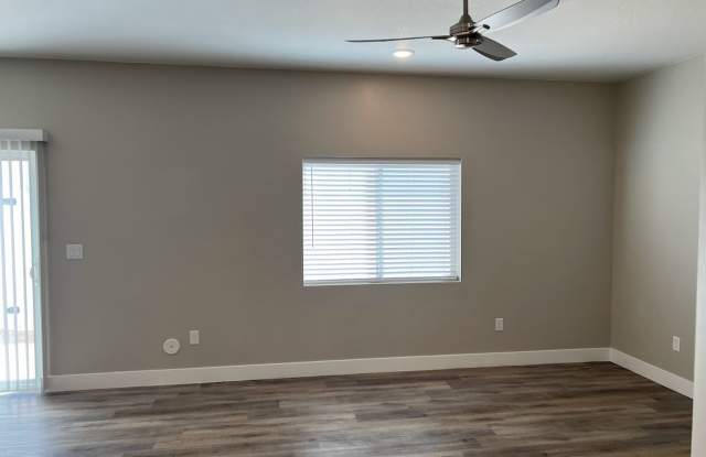 Looks Almost Brand New Townhome! Gallery 4
