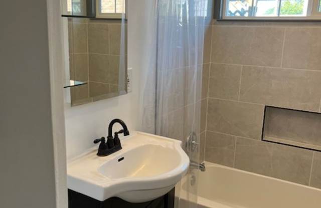 2 Bedroom/ 1 Bath House in Eureka, Single car Garage with Alley access. photos photos