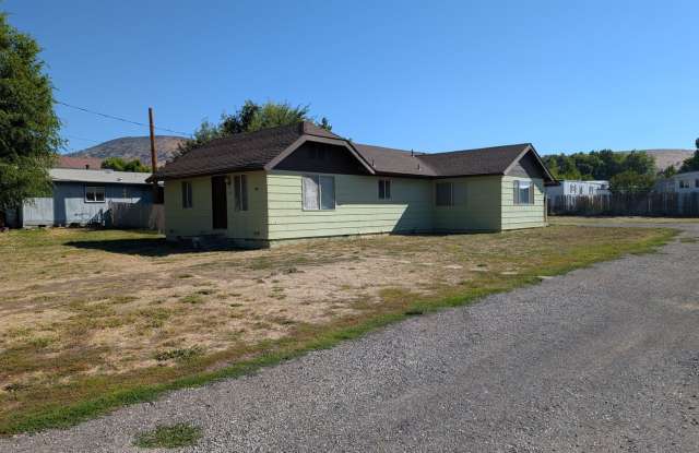3 Bedroom 2 Bath-House - 2143 Hope Street, Altamont, OR 97603