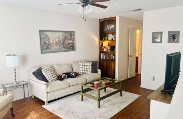 2 Bd / 2 Ba Townhome Minutes Away From Campus  Downtown! photos photos