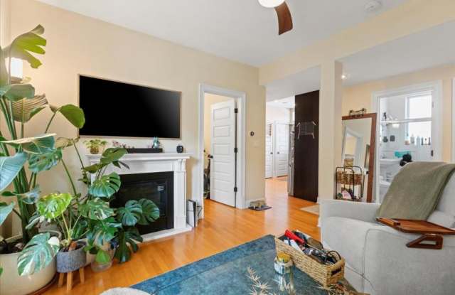 2572 W Lyndale photos photos