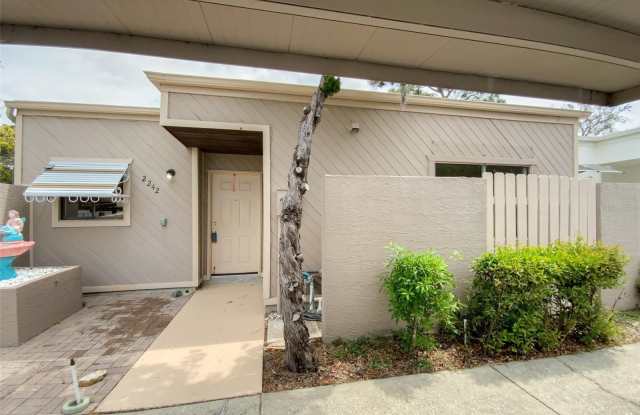 2242 PINEWOOD VILLAS Drive Gallery 4