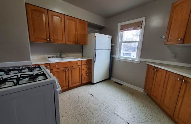 2 Bed 1 Bath Home Large Rooms and Tons of Storage Garage AC Gallery 2