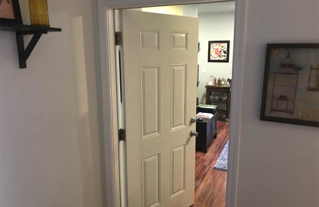 1039 University Avenue - Unit B Gallery 3