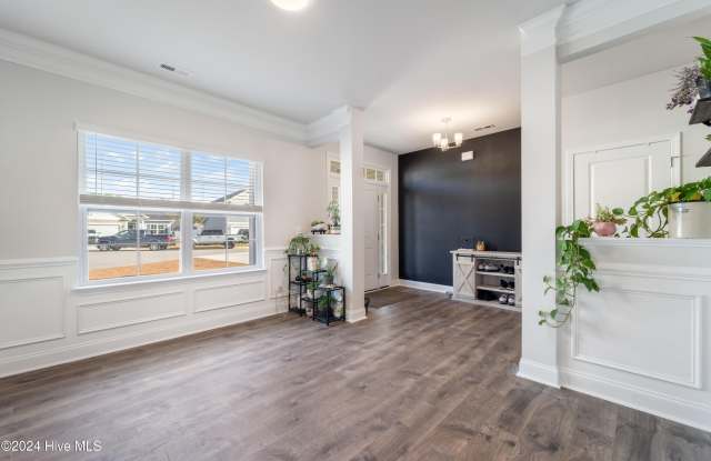 1003 Manhatten Court Gallery 3