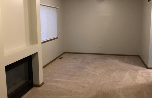 4 Bed 2 Bath Centrally Located - Pre Leasing for the 2025/2026 School Year! - 931 Bluemont Avenue, Manhattan, KS 66502