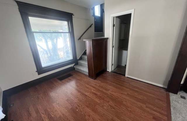 5 Bedroom / 2 Bath Large Home Gallery 3