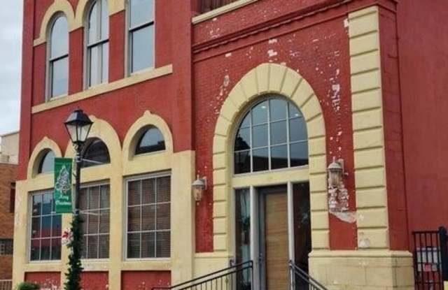 307 N Main Street unit: 4 photos photos