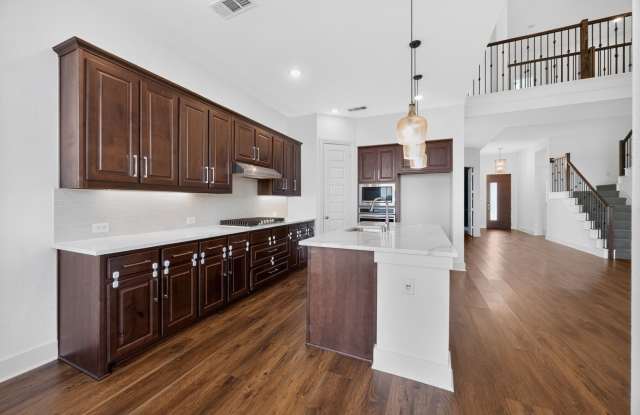 Spacious 4BR House in Aubrey Gallery 4
