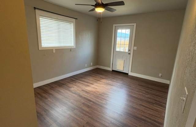 Charming 2 Bed / 1 Bath Home with Garage & Fenced Yard Gallery 3