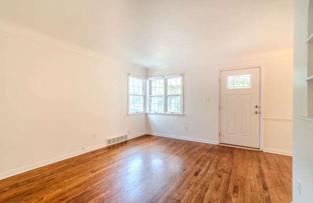 3-Bed, 2-Bath Charming Updated Bungalow in Royal Oak - AVAILABLE NOW! Gallery 4