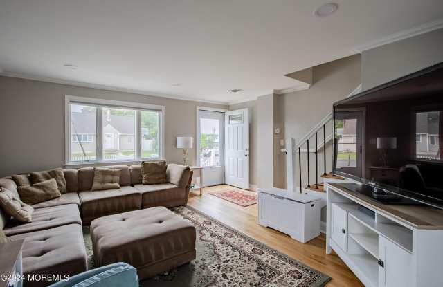 32 Howland Avenue Gallery 2