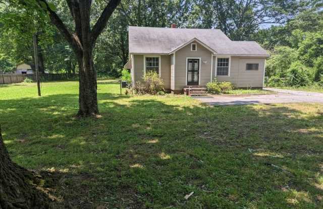 3 bed 1 bath on 1.5 acre lot renovated - 1267 Garden Road, Memphis, TN 38134