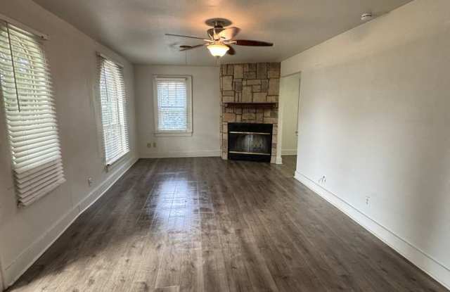 Adorable 3bedroom 1bathroom 2car garage CH/A Gallery 3