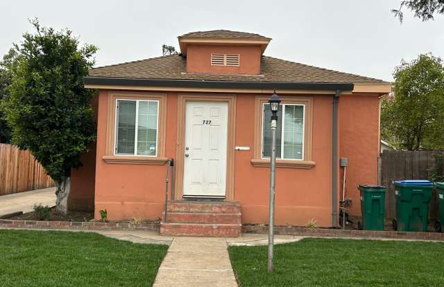 Spacious 2 Bed 2 Bath Close to Downtown - 727 South Sacramento Street, Lodi, CA 95240