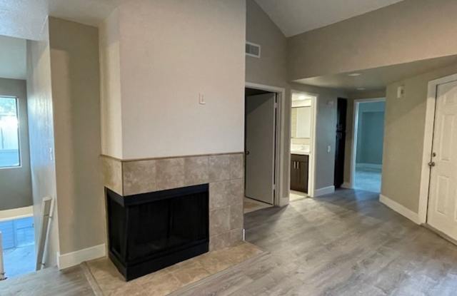 2 Bedroom, 2 Bathroom Townhouse, 1 Car Garage with opener, Swimming Pool. - 9423 North 59th Avenue, Glendale, AZ 85302