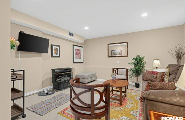 Charming 2BR  Unit  in a Single Family  Property Gallery 4