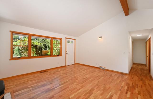 Private 4BR/2BA Home in Tranquil Setting close to Magnussen Beach Gallery 4