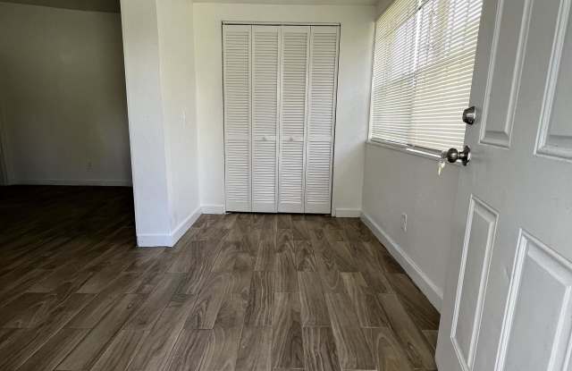 5823 Iris Boulevard Gallery 4