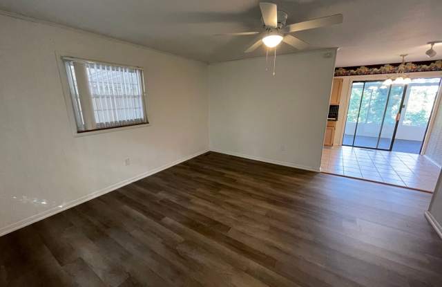 2 bed / 1 bath South Knox home with office & large sunroom Gallery 4
