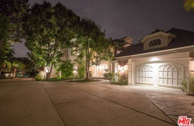 2 BEVERLY Gallery 4