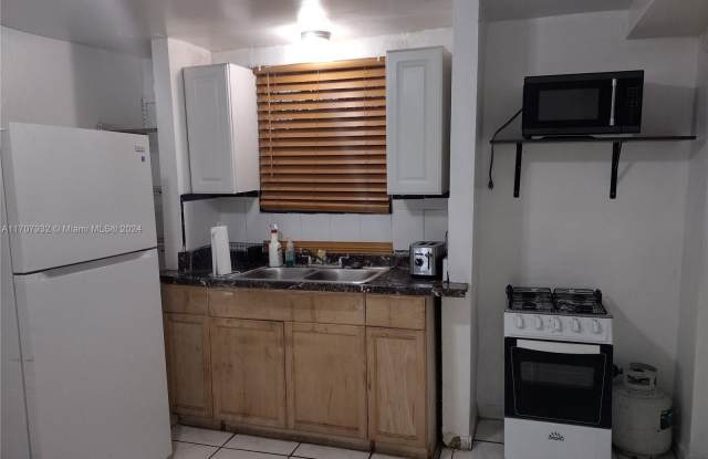2240 NW 98th St photos photos