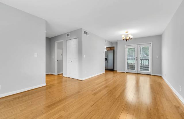 Beautiful Green Hills Townhome With Garage - 301 Summit Ridge Circle, Nashville, TN 37215