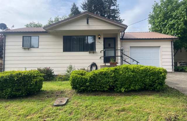 Nice 2 bedroom, 1 bath with yard. - 654 Northeast Laurance Street, Myrtle Creek, OR 97457