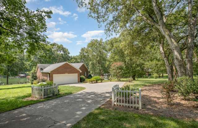 Waterfront– Fully Furnished on Lake Norman – Available 10/6 photos photos
