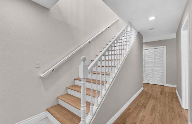 Stunning Remodeled Townhome in Prime Location! Gallery 4