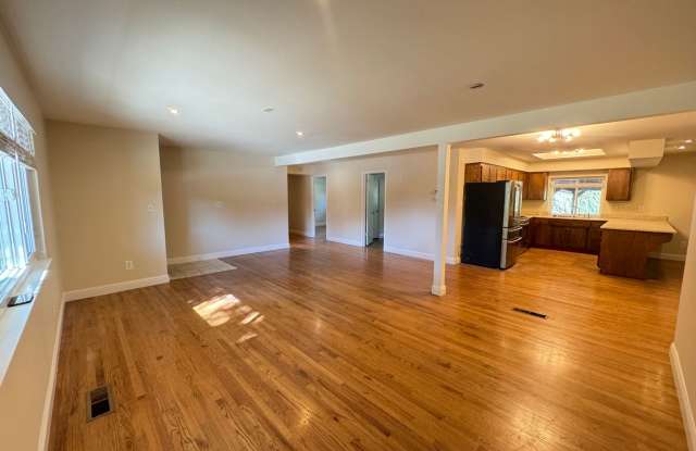 Beautiful 4 Bedroom with Direct American River Parkway Access and Pool! Gallery 4