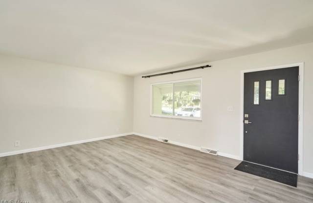 432 Mackinaw Avenue Gallery 2