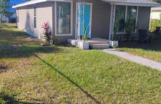 1009 NE 5TH STREET - 1009 Northeast 5th Street, Mulberry, FL 33860