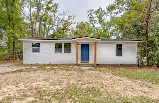 RENOVATED 4/2 in Walkable Location, Stainless Steel Appliances,  Garage/Workshop! Available NOW for $1850/month! photos photos