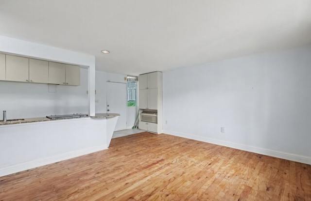 1301 South Howard Avenue Gallery 4