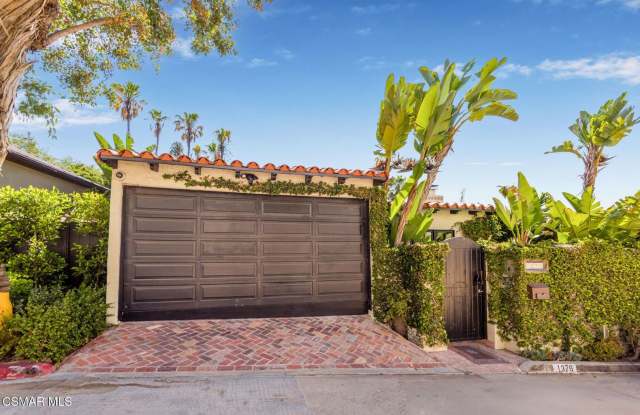 Located on a quiet cul-de-sac with a magnificent view of the famous Sunset Strip photos photos