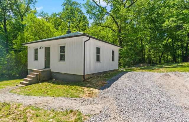 2 Bedroom 1 Bathroom House Available to Rent for $895/ Mo photos photos