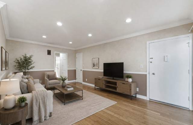 1032 N Gardner Gallery 1